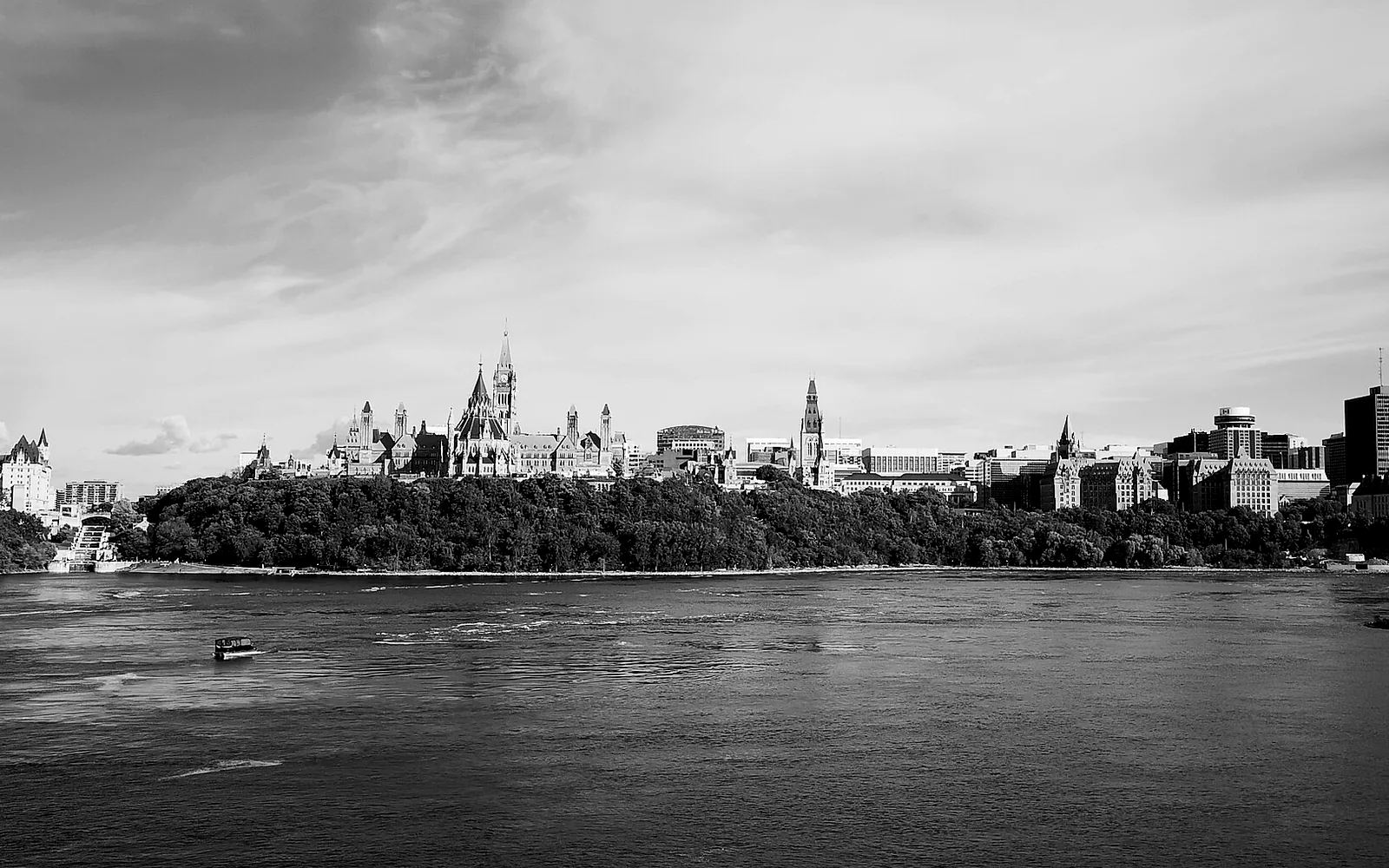 Panorama en noir et blanc d’Ottawa et de la colline du Parlement depuis la rivière des Outaouais