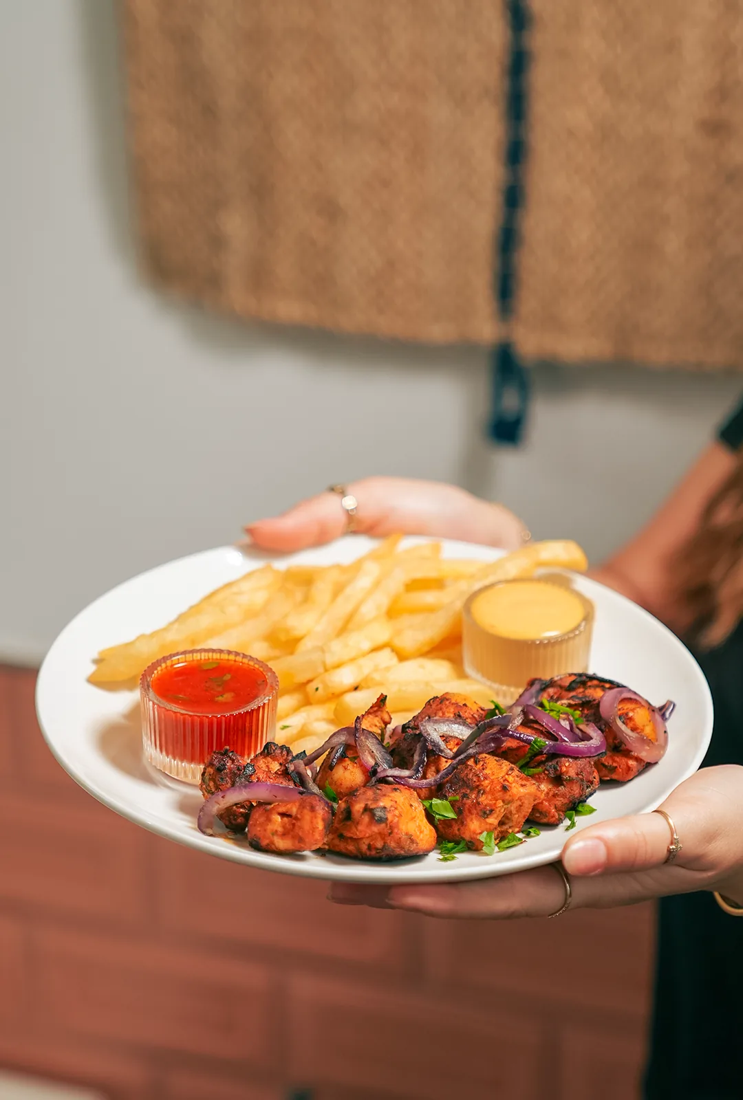 Plat de poulet grillé avec frites et sauces