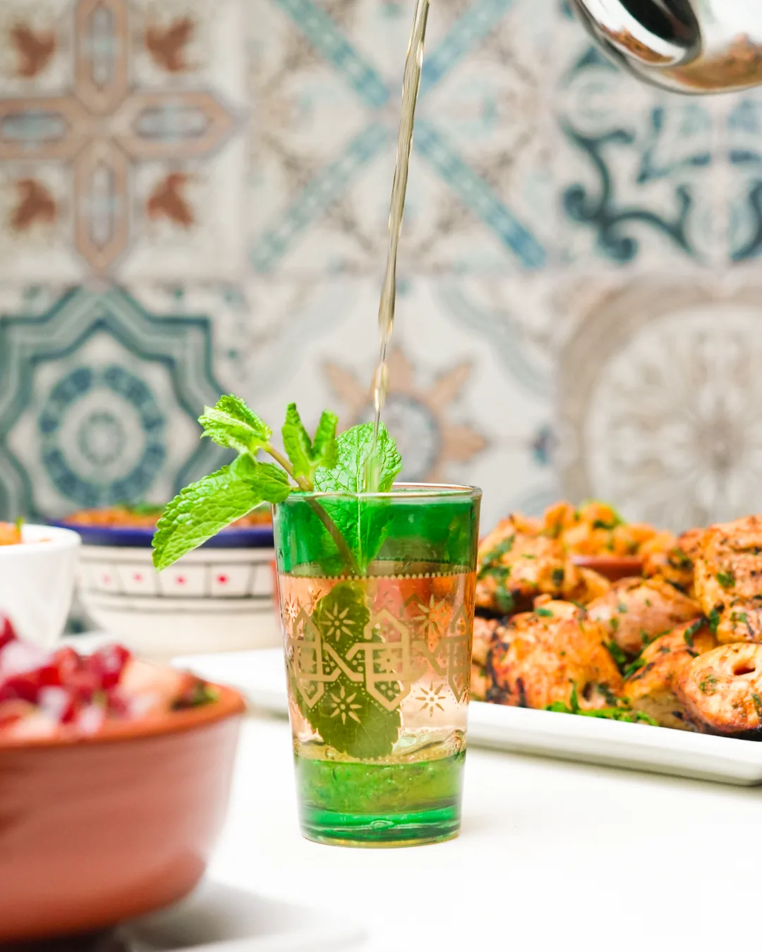 Thé marocain servi avec des grillades à partager